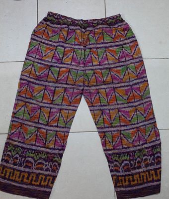 מכנסי בד קלילים ונוחים, הדפס אתני בגווני סגול וירוק-כתום, מראה בוהו-שיק ייחודי