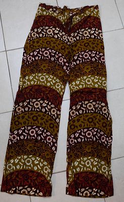 מכנסי בד קלילים ונוחים, הדפס אתני בגווני חרדל, חום ויין – מראה וינטג' ייחודי ונועז