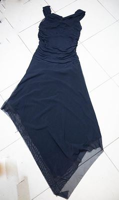 שמלת ערב בצבע כחול כהה, בד רשת נשפך, גזרה אלכסונית ושרוול קצר מעוצב