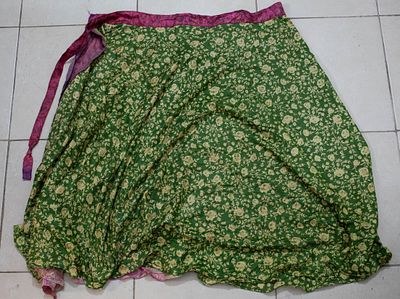 חצאית מעטפת הינדית (סארי) דו-צדדית, הדפס פרחים ירוק-חרדל, חגורה סגולה – אופנת בוהו קלאסית