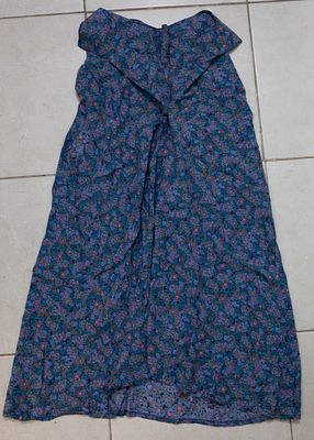 מלת מקסי וינטג' בבד פרחוני קליל, גווני כחול-סגול כהים, צווארון מעטפת