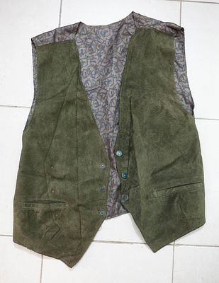 ווסט עור הפוך וינטג' בצבע ירוק-זית עמוק, בטנת פייזלי ייחודית, למראה יוניסקס בוקרי