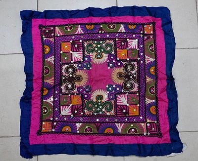 טקסטיל מזרחי מרובע רקמת מיראז' סאטן, עיטור פייטים בצבעי פוקסיה וכחול – אמנות קיר ססגונית