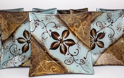 סט 5 צלחות קינוח מרובעות מזכוכית אומנותית: שילוב מרהיב של תכלת וברונזה בעיטור צמחי, להגשה 