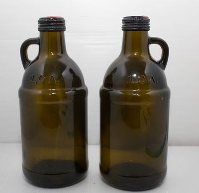 צמד בקבוקי זכוכית וינטג' (1 ליטר) עם ידית אחיזה: זכוכית חומה בעיצוב תעשייתי נוסטלגי, מושלמים 