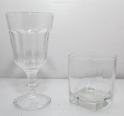 צמד כוסות זכוכית איכותיות בסגנון וינטג' קלאסי: גביע יין מעוטר וכוס ויסקי נמוכה במראה נקי ואלגנטי