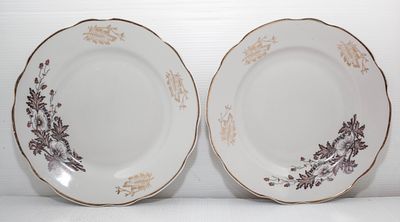 צמד צלחות פורצלן וינטג' עם שוליים גליים: עיטורי פרחים ועלים מוזהבים למראה אביבי, אלגנטי 