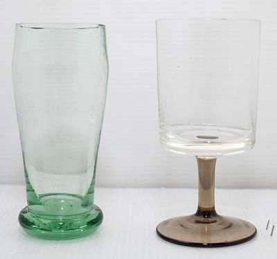 צמד כוסות זכוכית מעוצבות בסגנון רטרו: כוס "פילזנר" ירקרקה בעלת בסיס עבה וגביע יין אלגנטי עם רגל 