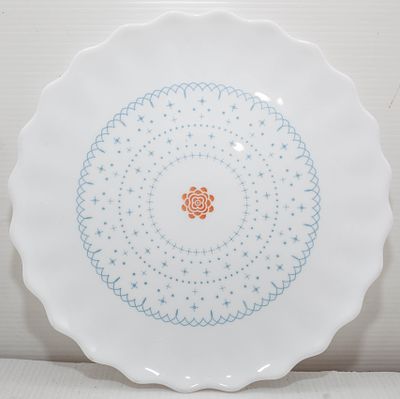 צלחת הגשה מפורצלן לבן עם שוליים גליים: עיטור "מנדלה" עדין בתכלת עם פרח מרכזי בכתום, למראה רענן 