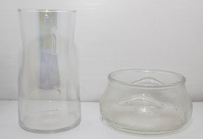 צמד כלי זכוכית דקורטיביים ורב-שימושיים: אגרטל גבוה בקווים נקיים וקערה מעוגלת בטקסטורה מגורענת. קנ 