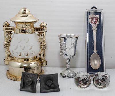 אוסף פריטי וינטג' ונוי ייחודיים: עששית דקורטיבית מוזהבת, גביע כסף מעוטר, כפית מזכרת מרהיבה 