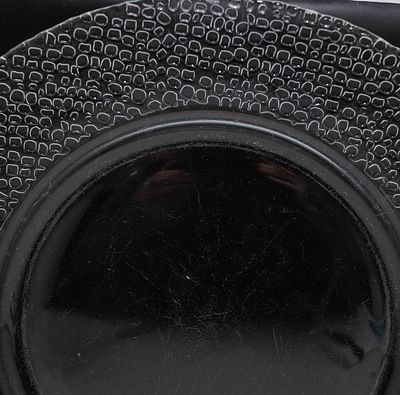 צלחת הגשה עגולה מזכוכית שקופה בעיצוב מודרני: שוליים רחבים בטקסטורת "חלוקי נחל" למראה יוקרתי 