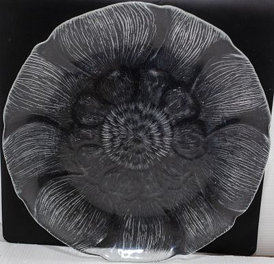 צלחת הגשה דקורטיבית מזכוכית שקופה בעיצוב "פרח פורש": טקסטורת קווים עדינה ושוליים גליים למראה 