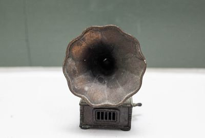 דגם מיניאטורי וינטג': פטיפון/גרמופון עם משפך (Horn Gramophone) (מחדד)