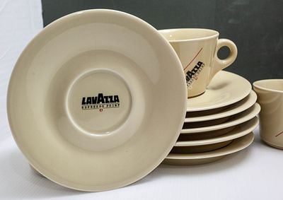 סט כוסות וצלוחיות קפה Lavazza Espresso Point – קרמיקה בצבע שמנת. כוס - 8*6.5 
צלחת - 15 קוטר ס"מ