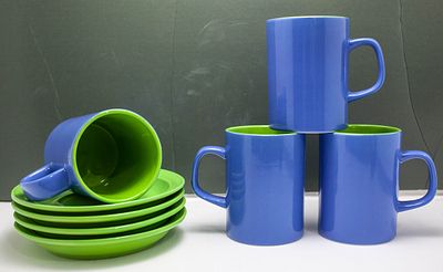 סט ספלים וצלחות קפה/תה מודרני בצבעים מנוגדים (כחול וליים). כוס - 7.5*10 
צלחת - 15 קוטר