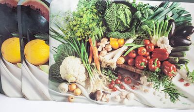 לוט משטחי הגשה גדולים עם הדפס מרהיב של ירקות טריים ובריאים, אידיאלי לחיתוך או קישוט