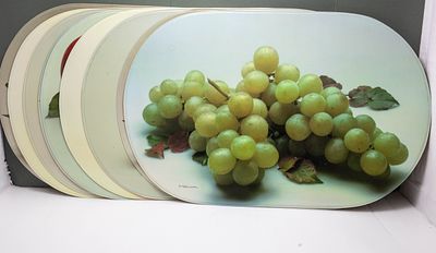 לוט מגשי הגשה אישיים מעוצבים עם תצלום ריאליסטי של פירות, מושלמים למטבח