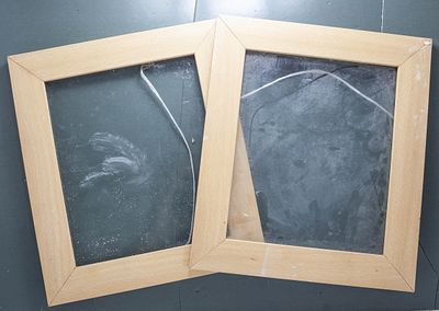 לוט שתי מסגרות עץ בהיר (ליבנה/בוק) עם זכוכית – מודרניות ורב-שימושיות