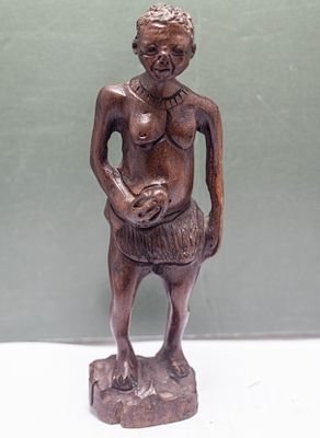 פסל עץ אפריקאי מגולף בעבודת יד, דמות אישה בהיריון, אמנות שבטית מסורתית ייחודית