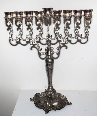 חנוכיית מתכת גדולה מהודרת – סגנון ניאו-בארוק (Neo-Baroque)
. יש צורך בחיזוק בורג ציר