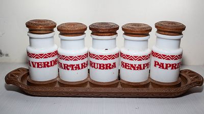סט צנצנות תבלינים איטלקי על מגש – נוסטלגיה צבעונית למטבח. 10 גובה