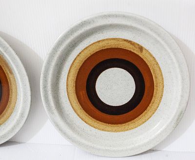 לוט צלחות קרמיקה "סטונוור" (Stoneware) – עיטור טבעות בגווני אדמה - לפיד . נא לשים לב למצב הפריט