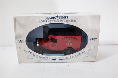 רכב אספנות מלכותי "Royal Mail"
דגם מוקטן ומהודר של רכב דואר בריטי קלאסי בצבע אדום עם גג ושילדה 
