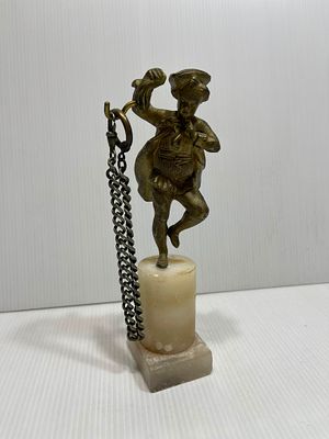מעמד שולחני לשעון כיס ושאטלן (שרשרת תליון 25 ס"מ) – ברונזה ואוניקס, אירופה. גובה: 17 ס"מ, בסיס: 