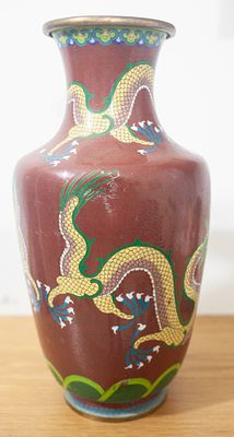 אגרטל קלואזונה (Cloisonn&eacute;) עתיק מעוטר בדרקון אימפריאלי – פליז ואמייל תאי צבעוני על רקע חום-חמרה 
