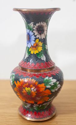 אגרטל קלואזונה (Cloisonn&eacute;) מיניאטורי וינטג' – אמייל תאי צבעוני על נחושת/פליז: פרחי אדמונית 