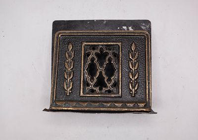 מחזיק מכתבים/מפיות משרדי נוסטלגי – יציקת פליז מעוטרת בשילוב מתכת כהה בסגנון קלאסי