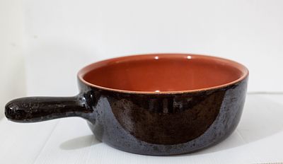 מחבת או קלחת קרמיקה (Terracotta) וינטאג' עם ידית, בגימור זיגוג פנימי בגוון חום-כתום וציפוי 