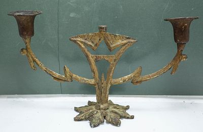 פמוט וינטג' ממתכת יצוקה/ברונזה לשני נרות, מעוצב במוטיבים גותיים