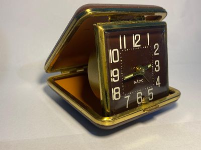 שעון מעורר קומפקטי לנסיעות (Travel Clock) וינטג' – מותג Bulova (שנות ה-70): תיבת מתכת בגימור 