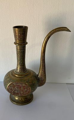קנקן אפטאבה (Aftaba) / כד נוי הודי מסורתי מפליז – אמצע המאה ה-20: חריטות ידניות עשירות של 