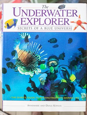 צמד ספרי אלבום ומדריכי טבע תת-ימיים (Lot of 2 Marine Life & Diving Books): "החיים במים" מתוך 