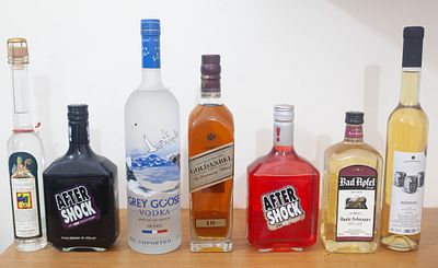 אסופת 7 בקבוקי אלכוהול וליקרים מובחרים (Lot of 7 Assorted Spirits & Fine Liquors): וויסקי ג'וני 