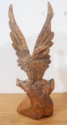 פסל עיט פורש כנפיים בעבודת גילוף עץ ידנית (Hand-Carved Wooden Eagle Figurine) – עמידה על גזע עץ 