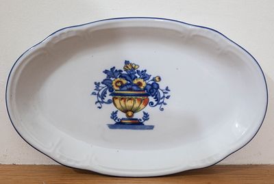 מגשית הגשה אובלית מפורצלן וינטג' (Vintage Fine Porcelain Oval Serving Platter) – שפה גלית עם פס 