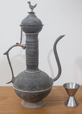 כד / קומקום מזרחי מסורתי (Antique/Vintage Indo-Persian Aftaba Ewer) – מתכת חרוטה בדגמי ערבסקות 