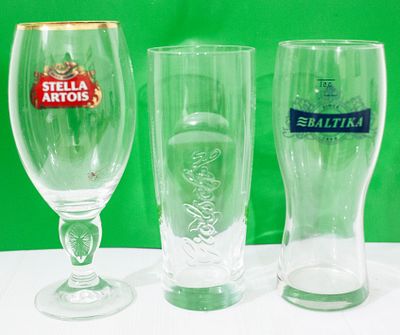 שלישיית כוסות בירה ממותגות: גביע Stella Artois עם פס זהב, גרוֹלש (Grolsch) בתבליט ובלטיקה (Baltika)
