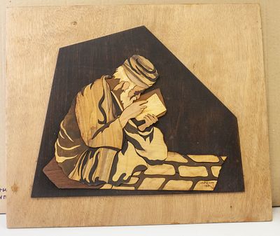 תמונת קיר וינטג' עשויה שיבוצי עץ (מרקטרי / אינטרסיה) – דמות חכם תימני / ישיש יהודי שקוע בקריאת 