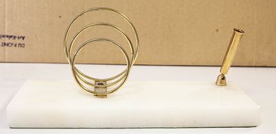 מעמד שולחני וינטג' למכתבים ועט (Vintage Marble & Brass Desk Set) – בסיס שיש בהיר מלבני עם תא 