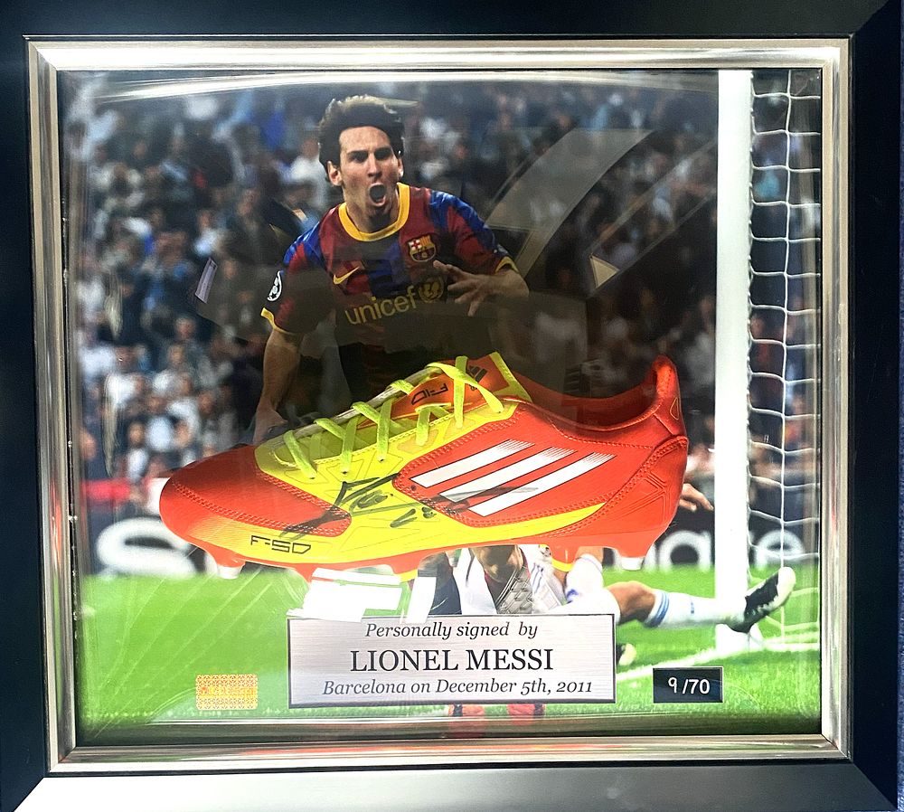 Chaucer Auctions | Auction 636 | Autograph auction Football, Space, TV/Film, Military, Historic photos, covers and books.