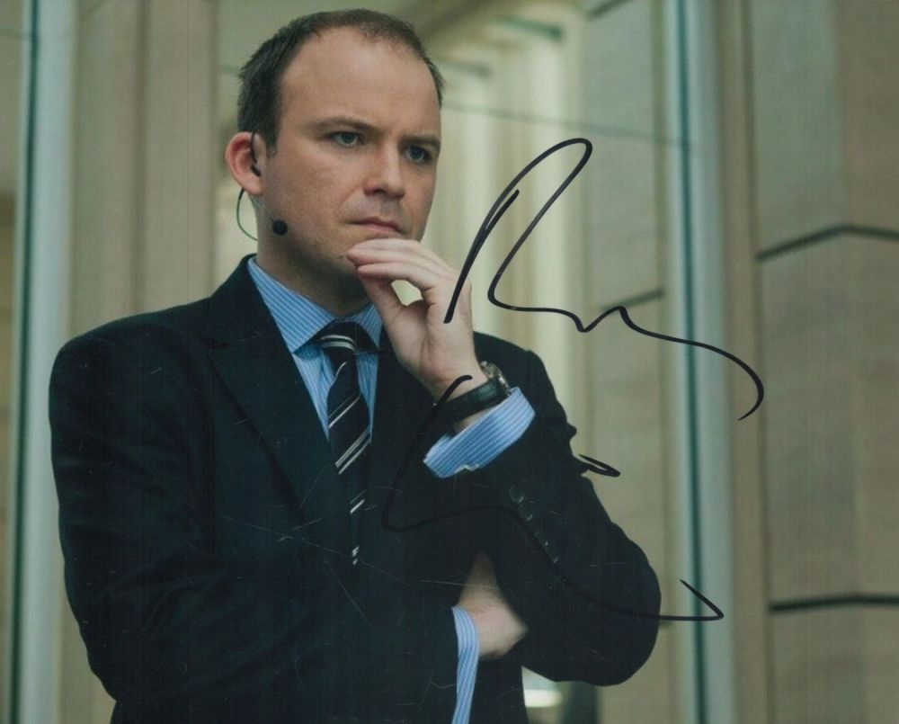 Lot 211: Rory Kinnear signed 10x8 inch colour photo. Good...