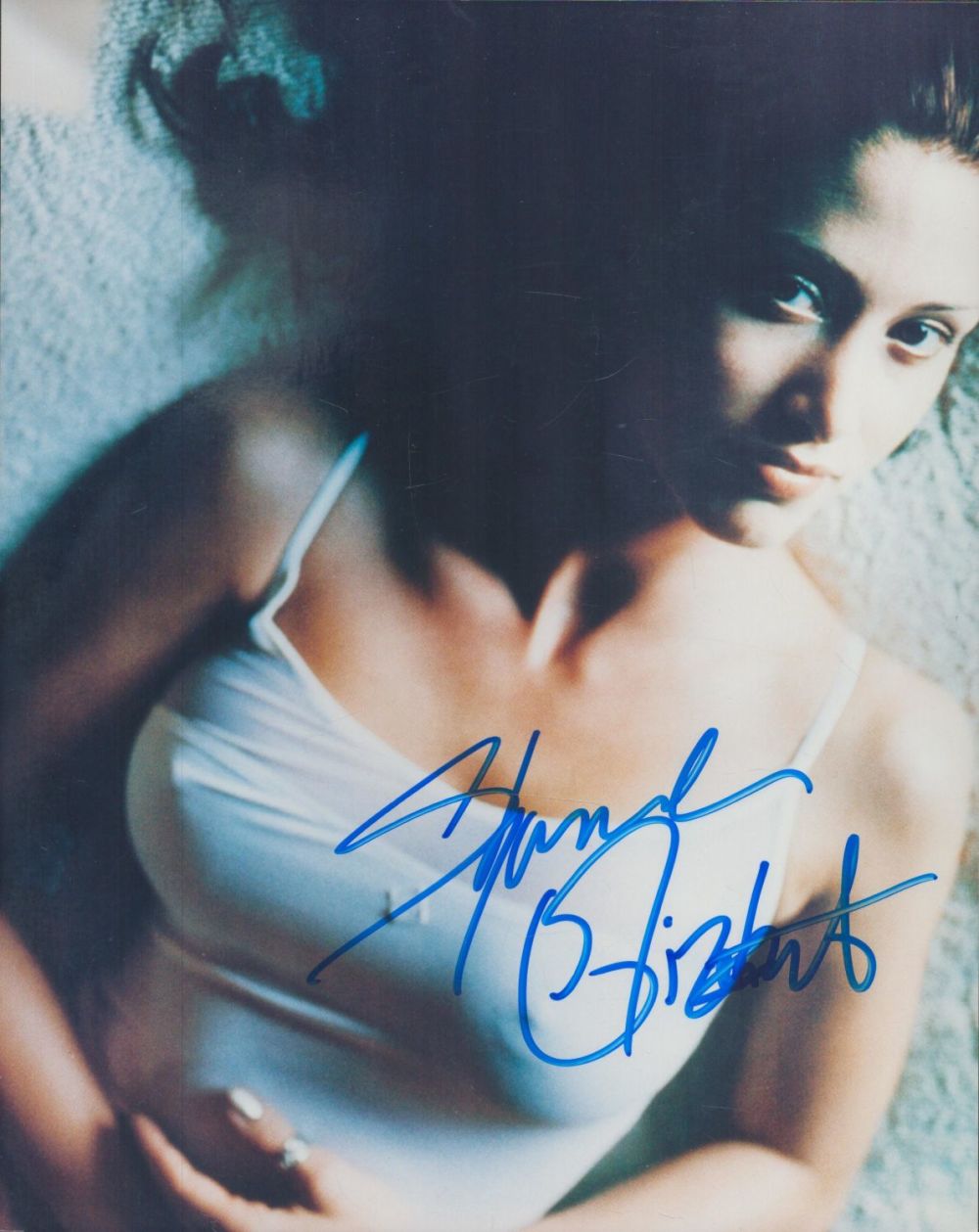 Lot 319: Shannon Elizabeth signed 10x8 inch colour photo. Good...