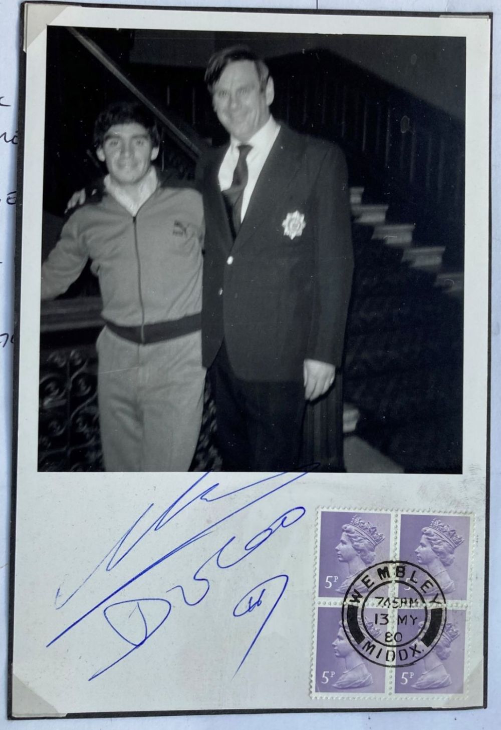 Lot 204: Maradona signed 7 x 5 inch card showing...