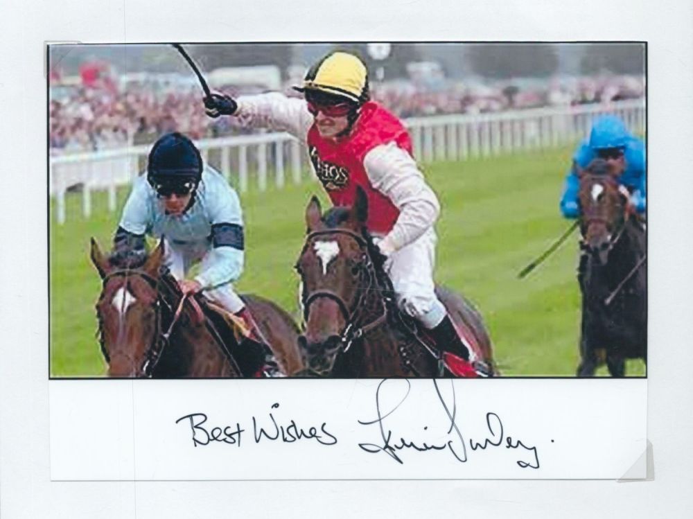 Lot 542: Kevin Darley signed 8x6inch colour photo.. Good condition...