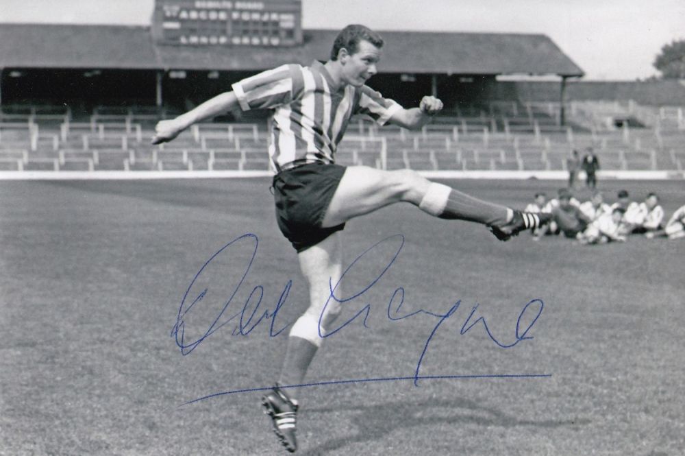 Lot 609: Autographed DAVID LAYNE 6 x 4 photo :...
